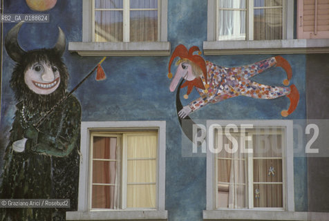 ( SVIZZERA CONFEDERAZIONE ELVETICA  ) CANTONE DI LUCERNA  LUCERNA : AFFRESCHI SULLA FACCIATA DI UNA CASA   © 1995 Graziano Arici/Rosebud2 / GEO DIAVOLO