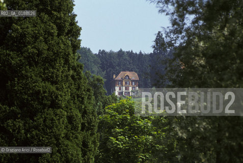 ( SVIZZERA CONFEDERAZIONE ELVETICA  ) CANTONE DI LUCERNA LUCERNA :CASA TRA I BOSCHI  © 1995 Graziano Arici/Rosebud2 / GEO