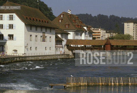 ( SVIZZERA CONFEDERAZIONE ELVETICA  ) CANTONE DI LUCERNA LUCERNA : IL KAPELLBRUCKE E IL FIUME REUSS   © 1995 Graziano Arici/Rosebud2 / GEO