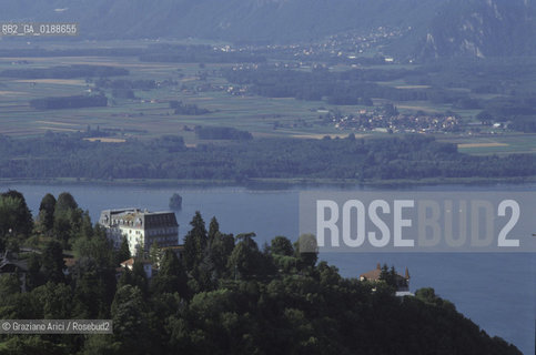 ( SVIZZERA CONFEDERAZIONE ELVETICA  ) CANTONE DI VAUD MONTREUX :IL LAGO DI GINEVRA    © 1995 Graziano Arici/Rosebud2 / GEO