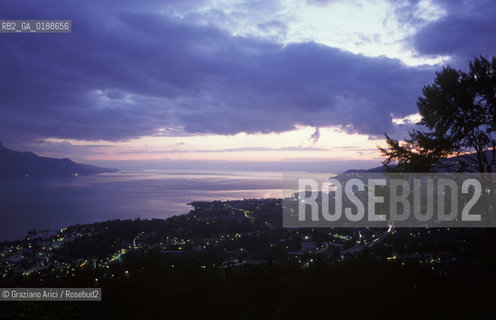 ( SVIZZERA CONFEDERAZIONE ELVETICA  ) CANTONE DI VAUD MONTREUX :IL LAGO DI GINEVRA    © 1995 Graziano Arici/Rosebud2 / GEO