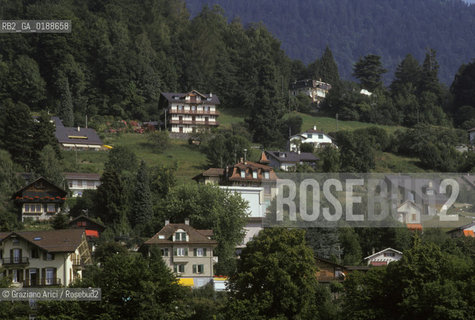 ( SVIZZERA CONFEDERAZIONE ELVETICA  ) CANTONE DI VAUD MONTREUX : VILLE SUL LAGO DI GINEVRA    © 1995 Graziano Arici/Rosebud2 / GEO