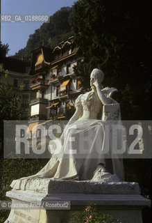 ( SVIZZERA CONFEDERAZIONE ELVETICA  ) CANTONE DI VAUD MONTREUX : MONUMENTO ALLIMPERATRICE ELISABETTA DAUSTRIA ( SISSI )      © 1995 Graziano Arici/Rosebud2 / GEO