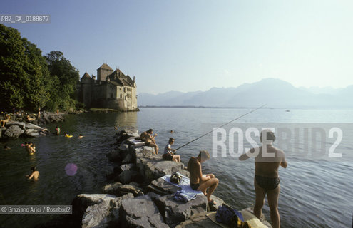 ( SVIZZERA CONFEDERAZIONE ELVETICA  ) CANTONE DI VAUD IL CASTELLO DI CHILLON SUL LAGO DI GINEVRA   © 1995 Graziano Arici/Rosebud2 / GEO PESCA