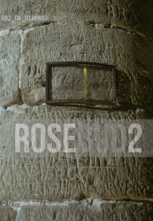 ( SVIZZERA CONFEDERAZIONE ELVETICA  ) CANTONE DI VAUD IL CASTELLO DI CHILLON : I SOTTERRANEI E LE PRIGIONI  FIRMA DI LORD BYRON  © 1995 Graziano Arici/Rosebud2 / GEO LETTERATURA