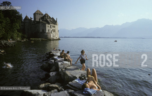 ( SVIZZERA CONFEDERAZIONE ELVETICA  ) CANTONE DI VAUD IL CASTELLO DI CHILLON SUL LAGO DI GINEVRA   © 1995 Graziano Arici/Rosebud2 / GEO PESCA