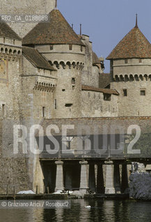 ( SVIZZERA CONFEDERAZIONE ELVETICA  ) CANTONE DI VAUD IL CASTELLO DI CHILLON    © 1995 Graziano Arici/Rosebud2 / GEO