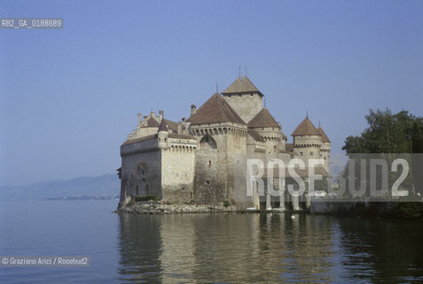 ( SVIZZERA CONFEDERAZIONE ELVETICA  ) CANTONE DI VAUD IL CASTELLO DI CHILLON SUL LAGO DI GINEVRA   © 1995 Graziano Arici/Rosebud2 / GEO
