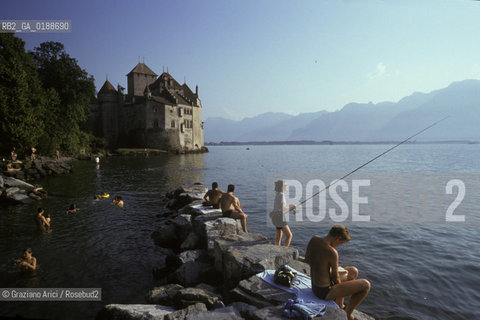 ( SVIZZERA CONFEDERAZIONE ELVETICA  ) CANTONE DI VAUD IL CASTELLO DI CHILLON SUL LAGO DI GINEVRA   © 1995 Graziano Arici/Rosebud2 / GEO PESCA