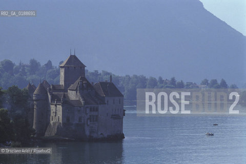 ( SVIZZERA CONFEDERAZIONE ELVETICA  ) CANTONE DI VAUD IL CASTELLO DI CHILLON SUL LAGO DI GINEVRA   © 1995 Graziano Arici/Rosebud2 / GEO