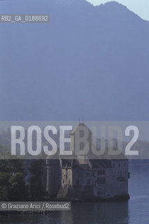 ( SVIZZERA CONFEDERAZIONE ELVETICA  ) CANTONE DI VAUD IL CASTELLO DI CHILLON SUL LAGO DI GINEVRA   © 1995 Graziano Arici/Rosebud2 / GEO