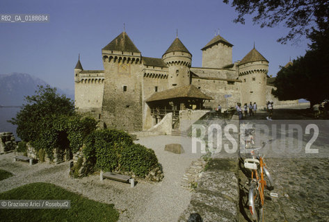( SVIZZERA CONFEDERAZIONE ELVETICA  ) CANTONE DI VAUD IL CASTELLO DI CHILLON SUL LAGO DI GINEVRA   © 1995 Graziano Arici/Rosebud2 / GEO BICICLETTA