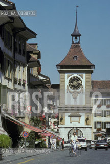 ( SVIZZERA CONFEDERAZIONE ELVETICA  ) CANTONE DI FRIBURGO MURTEN : LA STRADA HAUPTGASSE  © 1995 Graziano Arici/Rosebud2 / GEO