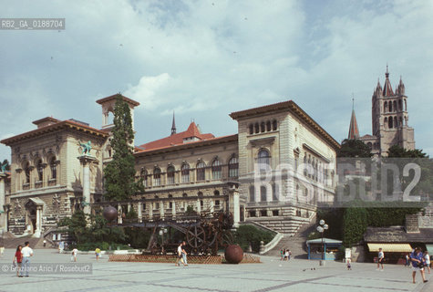 ( SVIZZERA CONFEDERAZIONE ELVETICA  ) CANTONE DI VAUD LOSANNA : PLACE DE LA RIPONNE  © 1995 Graziano Arici/Rosebud2 / GEO