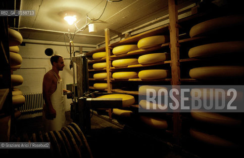 ( SVIZZERA CONFEDERAZIONE ELVETICA  ) CANTONE DI ZURIGO VALLE DELLEMMENTHAL : CASEIFICIO  © 1995 Graziano Arici/Rosebud2 / GEO FORMAGGIO