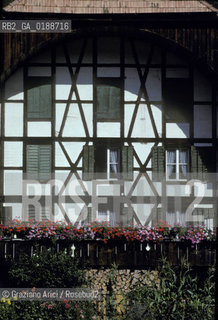 ( SVIZZERA CONFEDERAZIONE ELVETICA  ) CANTONE DI ZURIGO VALLE DELLEMMENTHAL : CASA IN LEGNO  © 1995 Graziano Arici/Rosebud2 / GEO FINESTRA