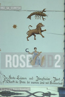 ( SVIZZERA CONFEDERAZIONE ELVETICA  ) CANTONE DI ZURIGO VALLE DELLEMMENTHAL : CASA IN LEGNO  © 1995 Graziano Arici/Rosebud2 / GEO DECORAZIONI