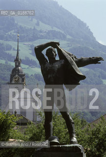 ( SVIZZERA CONFEDERAZIONE ELVETICA  ) CANTONE DI SCHWYZ SCHWYZ :MONUMENTO COMMEMORATIVO DEL PATTO DI URI   © 1995 Graziano Arici/Rosebud2 / GEO