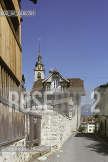 ( SVIZZERA CONFEDERAZIONE ELVETICA  ) CANTONE DI SCHWYZ SCHWYZ : STRADA DEL CENTRO   © 1995 Graziano Arici/Rosebud2 / GEO