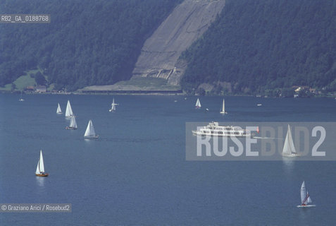 ( SVIZZERA CONFEDERAZIONE ELVETICA  )  LAGO DEI QUATRO CANTONI   © 1995 Graziano Arici/Rosebud2 / GEO