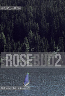 ( SVIZZERA CONFEDERAZIONE ELVETICA  )  CANTONE DEI GRIGIONI LAGO DI DAVOS    © 1995 Graziano Arici/Rosebud2 / GEO WIND SURF