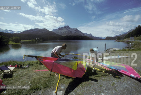 ( SVIZZERA CONFEDERAZIONE ELVETICA  )  CANTONE DEI GRIGIONI ENGADINA IL LAGO DI SILSERSEE   © 1995 Graziano Arici/Rosebud2 / GEO WIND SURF