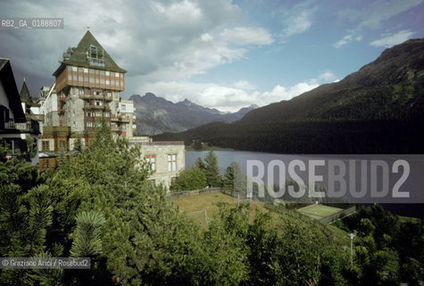( SVIZZERA CONFEDERAZIONE ELVETICA  )  CANTONE DEI GRIGIONI SANKT MORITZ :  UN HOTEL E IL LAGO  © 1995 Graziano Arici/Rosebud2 / GEO