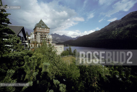 ( SVIZZERA CONFEDERAZIONE ELVETICA  )  CANTONE DEI GRIGIONI SANKT MORITZ :  UN HOTEL E IL LAGO  © 1995 Graziano Arici/Rosebud2 / GEO
