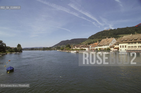 ( SVIZZERA CONFEDERAZIONE ELVETICA  )  CANTONE DI SCIAFFUSA STEIN AM RHEIN :  IL FIUME RENO  © 1995 Graziano Arici/Rosebud2 / GEO