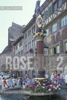 ( SVIZZERA CONFEDERAZIONE ELVETICA  )  CANTONE DI SCIAFFUSA STEIN AM RHEIN :  UNA FONTANA NELLA PIAZZA  © 1995 Graziano Arici/Rosebud2 / GEO