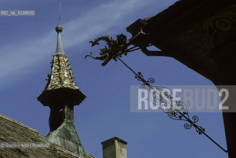 ( SVIZZERA CONFEDERAZIONE ELVETICA  )  CANTONE DI SCIAFFUSA STEIN AM RHEIN :  CASE IN PIAZZA DEL MUNICIPIO  © 1995 Graziano Arici/Rosebud2 / GEO