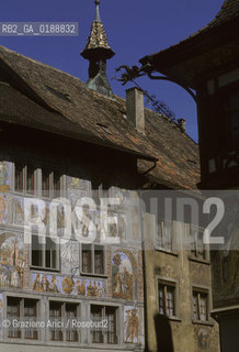 ( SVIZZERA CONFEDERAZIONE ELVETICA  )  CANTONE DI SCIAFFUSA STEIN AM RHEIN : CASE IN  PIAZZA DEL MUNICIPIO  © 1995 Graziano Arici/Rosebud2 / GEO