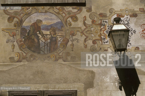 ( SVIZZERA CONFEDERAZIONE ELVETICA  )  CANTONE DI SCIAFFUSA STEIN AM RHEIN :  AFFRESCO DI UNA CASA IN PIAZZA DEL MUNICIPIO  © 1995 Graziano Arici/Rosebud2 / GEO