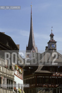 ( SVIZZERA CONFEDERAZIONE ELVETICA  )  CANTONE DI SCIAFFUSA STEIN AM RHEIN : CASE IN  PIAZZA DEL MUNICIPIO  © 1995 Graziano Arici/Rosebud2 / GEO