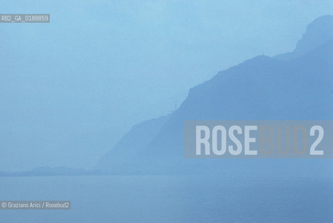 ( SVIZZERA CONFEDERAZIONE ELVETICA  )  CANTONE DI VAUD VEVEY  : IL LAGO DI GINEVRA © 1995 Graziano Arici/Rosebud2 / GEO / VINO