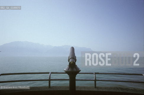 ( SVIZZERA CONFEDERAZIONE ELVETICA  )  CANTONE DI VAUD VEVEY  : LUNGOLAGO © 1995 Graziano Arici/Rosebud2 / GEO LAGO DI GINEVRA CANOCCHIALE