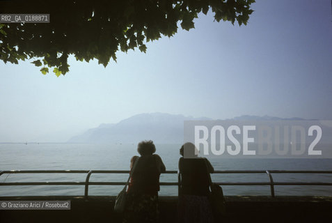 ( SVIZZERA CONFEDERAZIONE ELVETICA  )  CANTONE DI VAUD VEVEY  : LUNGOLAGO © 1995 Graziano Arici/Rosebud2 / GEO LAGO DI GINEVRA