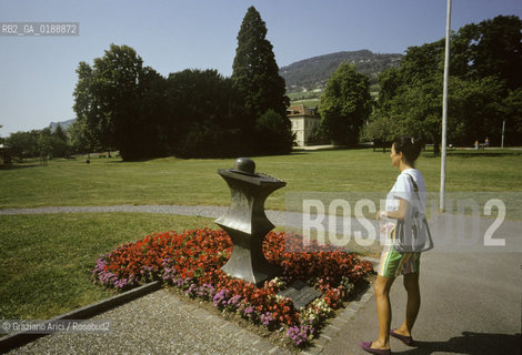( SVIZZERA CONFEDERAZIONE ELVETICA  )  CANTONE DI VAUD VILLAGGIO DI CORSIER- SUR-VEVEY  : MONUMENTO A CHARLIE CHAPLIN © 1995 Graziano Arici/Rosebud2 / GEO
