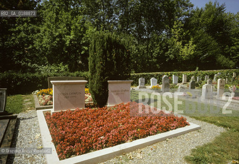 ( SVIZZERA CONFEDERAZIONE ELVETICA  )  CANTONE DI VAUD CIMITERO DI CORSIER- SUR-VEVEY  : TOMBA DI CHARLIE CHAPLIN  E OONA ONEAL © 1995 Graziano Arici/Rosebud2 / GEO