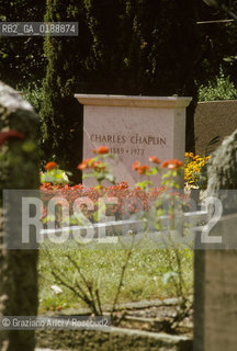 ( SVIZZERA CONFEDERAZIONE ELVETICA  )  CANTONE DI VAUD CIMITERO DI CORSIER- SUR-VEVEY  : TOMBA DI CHARLIE CHAPLIN  E OONA ONEAL © 1995 Graziano Arici/Rosebud2 / GEO