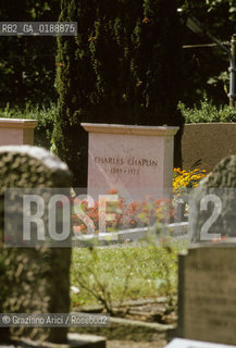 ( SVIZZERA CONFEDERAZIONE ELVETICA  )  CANTONE DI VAUD CIMITERO DI CORSIER- SUR-VEVEY  : TOMBA DI CHARLIE CHAPLIN  E OONA ONEAL © 1995 Graziano Arici/Rosebud2 / GEO