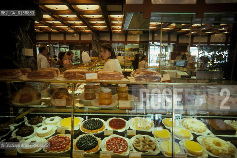 ( SVIZZERA CONFEDERAZIONE ELVETICA  )  CANTONE DI ZURIGO ZURIGO : STRADA BAHNHOSTRASSE PASTICCERIA © 1995 Graziano Arici/Rosebud2 / GEO GASTRONOMIA