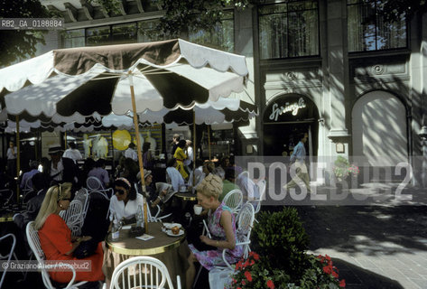 ( SVIZZERA CONFEDERAZIONE ELVETICA  )  CANTONE DI ZURIGO ZURIGO : STRADA BAHNHOSTRASSE CAFFE © 1995 Graziano Arici/Rosebud2 / GEO