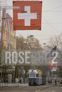 ( SVIZZERA CONFEDERAZIONE ELVETICA  )  CANTONE DI ZURIGO ZURIGO : STRADA BAHNHOSTRASSE © 1995 Graziano Arici/Rosebud2 / GEO  BANDIERA