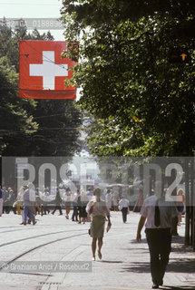 ( SVIZZERA CONFEDERAZIONE ELVETICA  )  CANTONE DI ZURIGO ZURIGO : STRADA BAHNHOSTRASSE © 1995 Graziano Arici/Rosebud2 / GEO  BANDIERA
