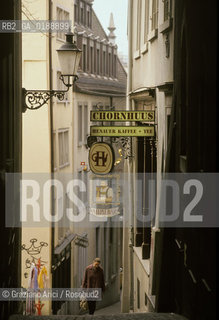 ( SVIZZERA CONFEDERAZIONE ELVETICA  )  CANTONE DI ZURIGO ZURIGO : UNA STRADA DEL CENTRO © 1995 Graziano Arici/Rosebud2 / GEO