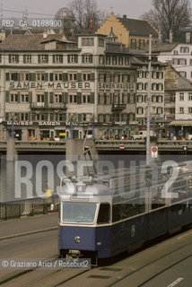 ( SVIZZERA CONFEDERAZIONE ELVETICA  )  CANTONE DI ZURIGO ZURIGO : UNA STRADA DEL CENTRO LUNGO IL FIUME  LIMMAT © 1995 Graziano Arici/Rosebud2 / GEO