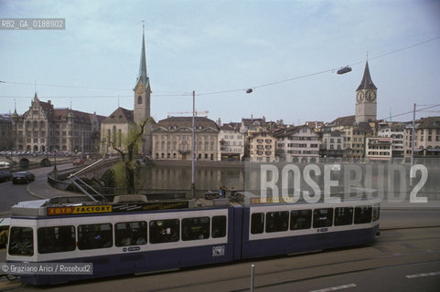 ( SVIZZERA CONFEDERAZIONE ELVETICA  )  CANTONE DI ZURIGO ZURIGO : UNA STRADA DEL CENTRO LUNGO IL FIUME  LIMMAT © 1995 Graziano Arici/Rosebud2 / GEO