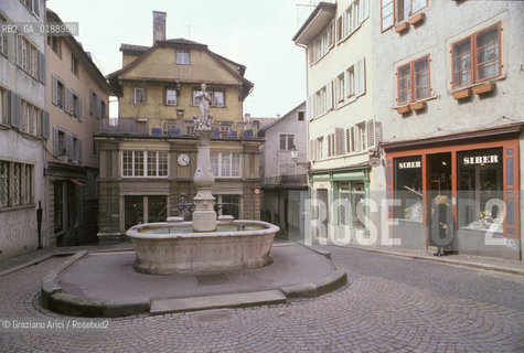 ( SVIZZERA CONFEDERAZIONE ELVETICA  )  CANTONE DI ZURIGO ZURIGO : UNA PIAZZA DEL CENTRO © 1995 Graziano Arici/Rosebud2 / GEO