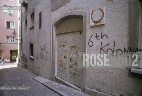 ( SVIZZERA CONFEDERAZIONE ELVETICA  )  CANTONE DI ZURIGO ZURIGO : LUOGO DOVE ESISTEVA IL CABARET VOLTAIRE E FU FONDATO IL DADAISMO  © 1995 Graziano Arici/Rosebud2 / GEO DADA ARTE LETTERATURA